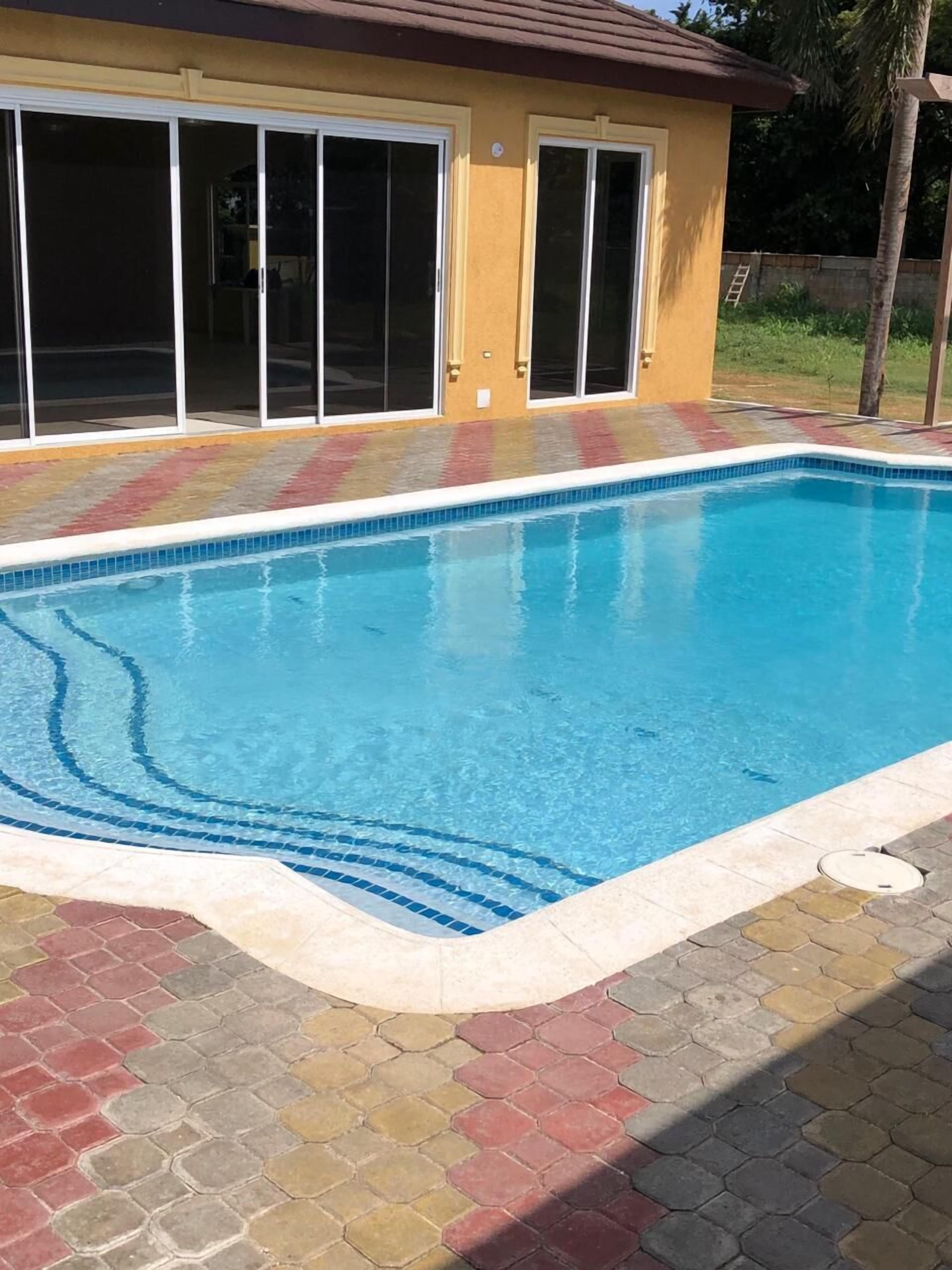 Una piscina al aire libre, una piscina climatizada