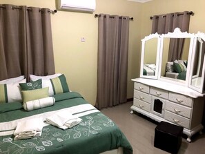 2 bedrooms, individually furnished, laptop workspace, iron/ironing board - Lapiz Lazuli at Serenity Palms (Runaway Bay)