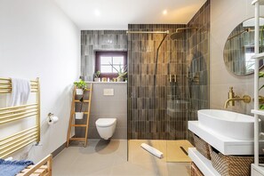 Dusch, hårtork och handdukar