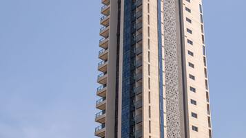 Vista frontal de la propiedad