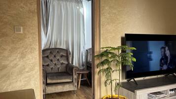 Apartment, 2 Bedrooms, Smoking, Balcony | Living area | Books