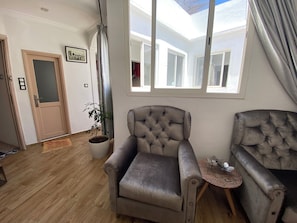 Appartamento, 2 camere da letto, fumatori, balcone | Area soggiorno | Libri
