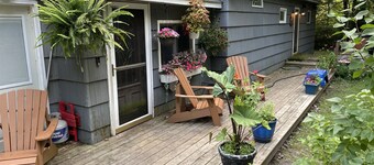 Delightful 5-bedroom cottage on a private wooded lane in Union Pier.