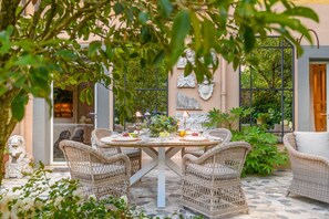 Outdoor dining - Luxury Home, Private Garden and Jacuzzi inside Lucca (Lucca)