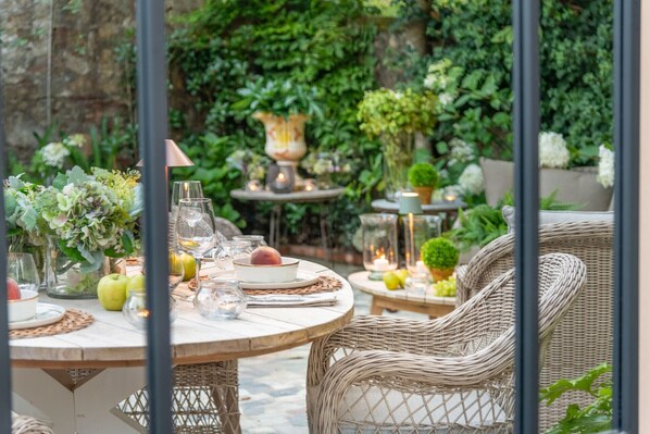 Outdoor dining - Luxury Home, Private Garden and Jacuzzi inside Lucca (Lucca)