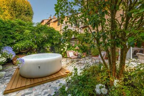 Terrace/patio - Luxury Home, Private Garden and Jacuzzi inside Lucca (Lucca)