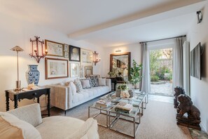 TV - Luxury Home, Private Garden and Jacuzzi inside Lucca (Lucca)