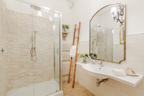 Shower, hair dryer - Luxury Home, Private Garden and Jacuzzi inside Lucca (Lucca)