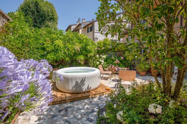 Terrace/patio - Luxury Home, Private Garden and Jacuzzi inside Lucca (Lucca)