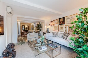 TV - Luxury Home, Private Garden and Jacuzzi inside Lucca (Lucca)