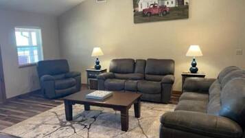 Smart-tv, dvd-afspiller, bøger, videobibliotek