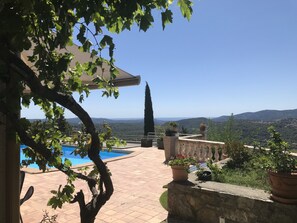 Utendørsbasseng og et oppvarmet basseng