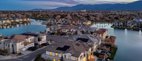 Zona residencial con casas a lo largo de la costa, que incluye una calle y un pequeño parque.