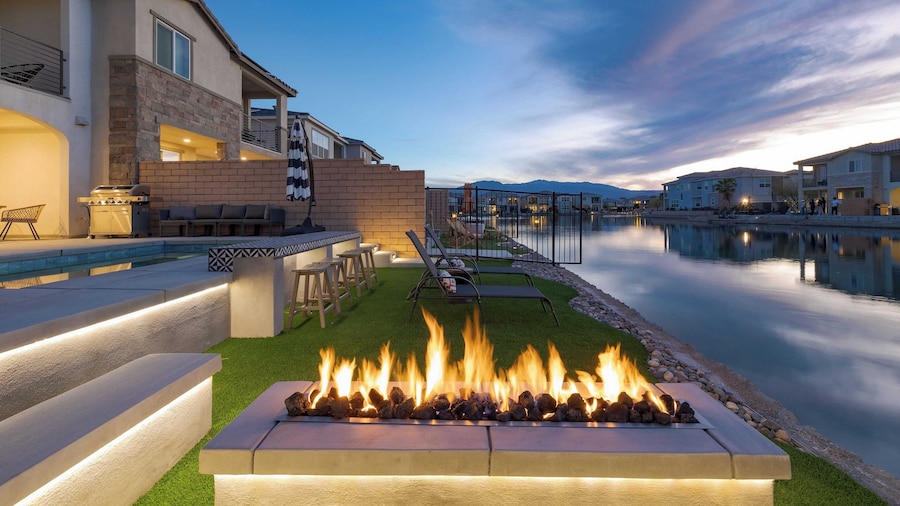 Lakefront w/ Private Pool, Great for Festival Season Lago Luxe by Avantstay