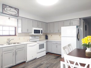 Fridge, microwave, oven, stovetop - Country Roads (Corinth)