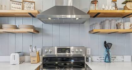 Charming farmhouse in tranquil Candler, pet friendly w/fully fenced yard