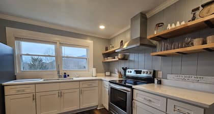 Charming farmhouse in tranquil Candler