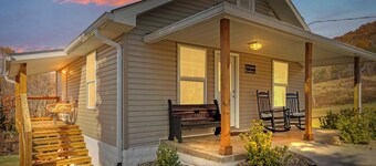 Charming farmhouse in tranquil Candler, pet friendly w/fully fenced yard