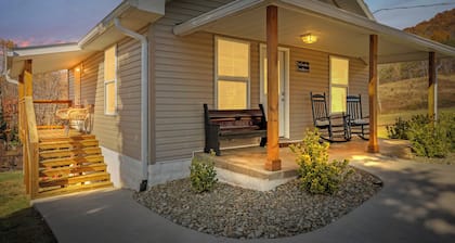 Charming farmhouse in tranquil Candler, pet friendly w/fully fenced yard