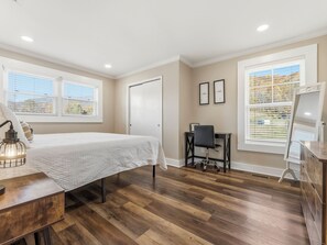 1 bedroom, desk, free WiFi, bed sheets