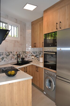 Réfrigérateur, micro-ondes, four, plaque de cuisson