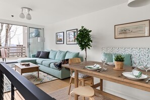 Smart-TV, Kamin, Bücher