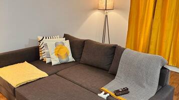 Älytelevisio, kirjoja, stereot, tietokoneen näyttö