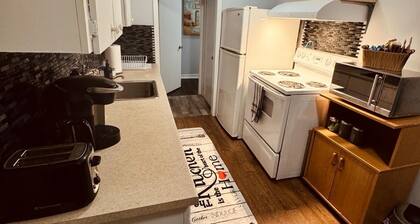 Gem in Da Pearl - Cozy, Clean 2 Bedroom Basement Apartment. 1 Queen & 2 Dbl Beds