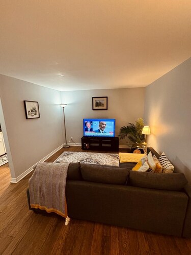 Gem in Da Pearl - Cozy, Clean 2 Bedroom Basement Apartment. 1 Queen & 2 Dbl Beds
