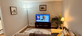 Gem in Da Pearl - Cozy, Clean 2 Bedroom Basement Apartment. 1 Queen & 2 Dbl Beds