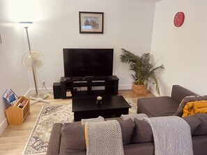 Televisor intel·ligent, llibres, estèreo i pantalles d'ordinador 