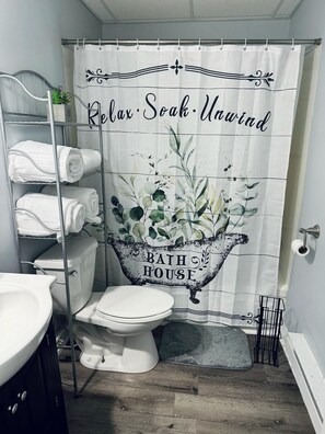 Een haardroger, handdoeken, zeep, shampoo