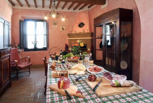 Villa près de San Gimignano, avec piscine, climatisation et belles vues
