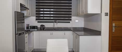 Réfrigérateur grande capacité avec congélateur, four à micro-ondes