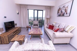 Studio Suite Eksekutif | Dilengkapi dengan perabotan berbeda-beda dan meja kerja