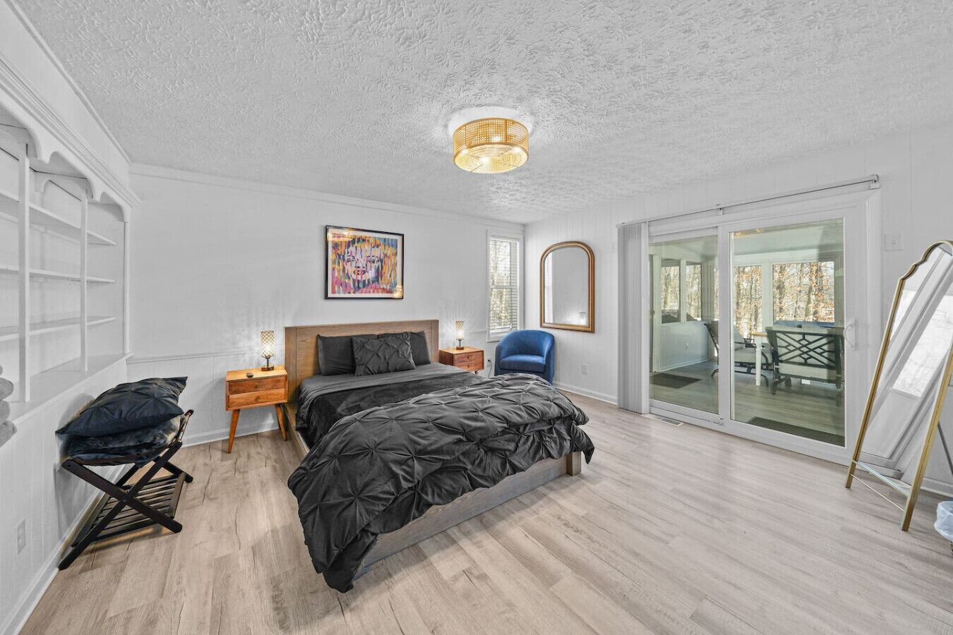 5 bedrooms, desk, iron/ironing board, travel crib