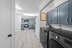 Refrigerador, microondas, horno y parrilla de estufa 