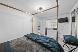 5 chambres, bureau, fer et planche à repasser, lit parapluie
