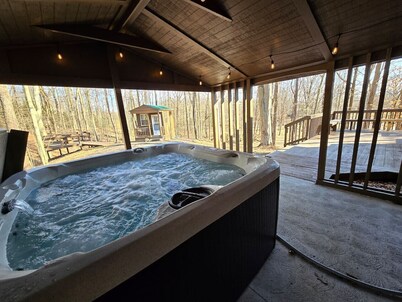 White Tail Run At Heron Hill Retreat Hot Tub Lake!