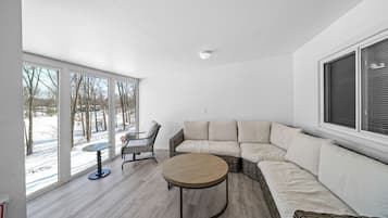 Smart TV, fireplace, video games, table tennis