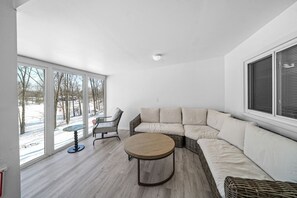 TV connectée, cheminée, jeux vidéo, table de tennis de table