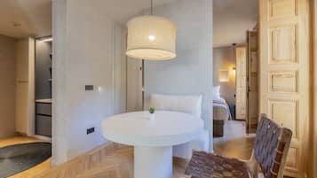 Apartamento | Zona de estar | Smart TV de 40 pulgadas con canales por cable