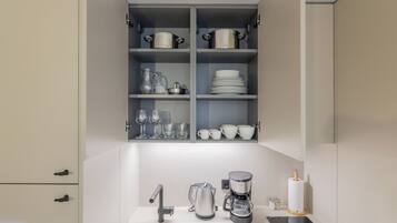 Apartamento | Cozinha privada | Geladeira, micro-ondas, fogão, lava-louças