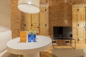Apartment | Living area | 40-inch Smart TV with cable channels - Rio by Wynwood House (Madrid)