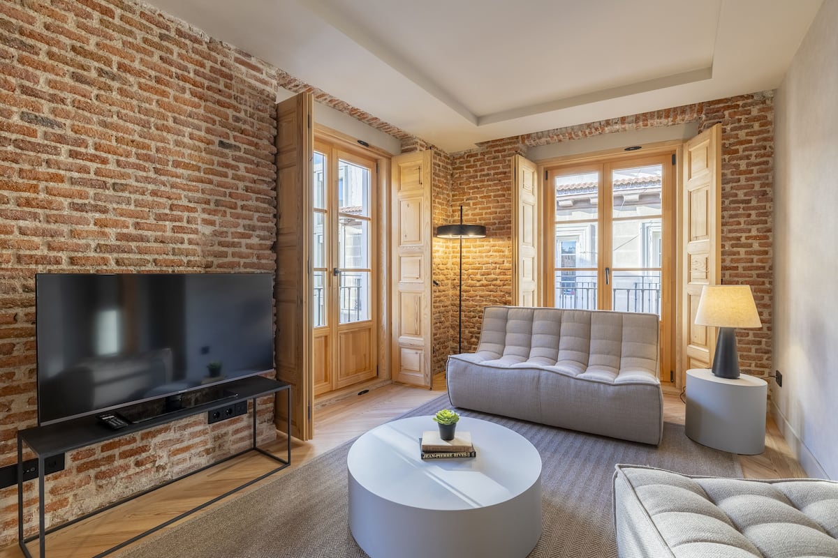 Deluxe Apartment | Living area | 40-inch Smart TV with cable channels