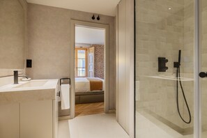 Huoneisto | Kylpyhuone | Suihku, hiustenkuivaaja, lämmitetyt lattiat, pyyhkeet