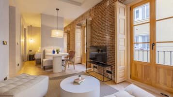 Apartamento | Zona de estar | Smart TV de 40 pulgadas con canales por cable