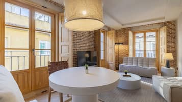 Apartamento | Zona de estar | Smart TV de 40 pulgadas con canales por cable