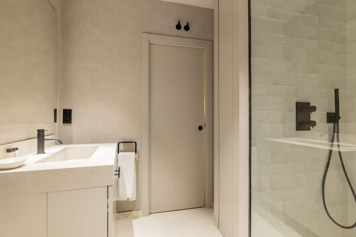 Shower, hair dryer, heated floors, towels