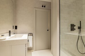 Shower, hair dryer, heated floors, towels - Rio by Wynwood House (Madrid)